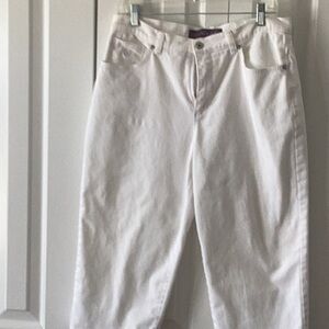 Gloria Vanderbilt white denim capris. Get ready for summer. Size 6